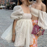 Vestido mini princesa abullonado de gasa rubí